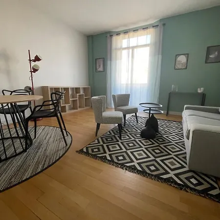 Hyper Center Apartment